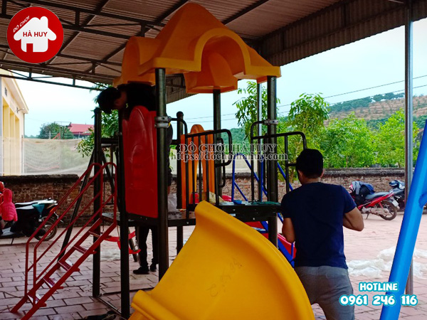 Lắp đặt nhà chòi cầu trượt - xích đu cho trường mầm non ở Quảng Ninh