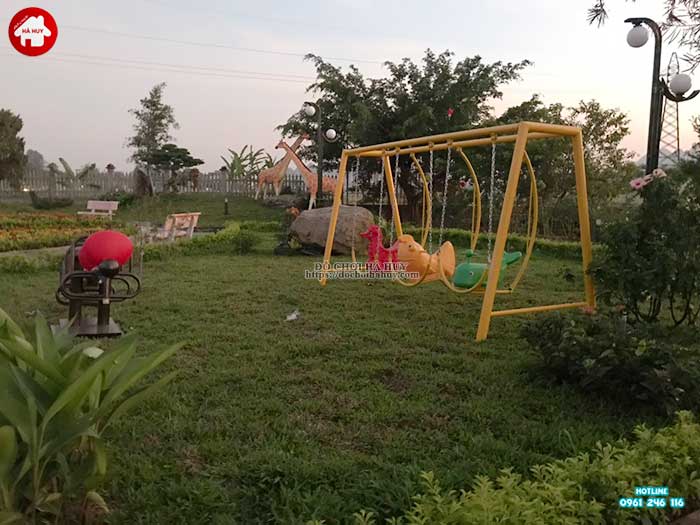 Thi công lắp đặt đồ chơi ngoài trời cho sân vườn nhà khách tại Chương Mỹ, Hà Nội