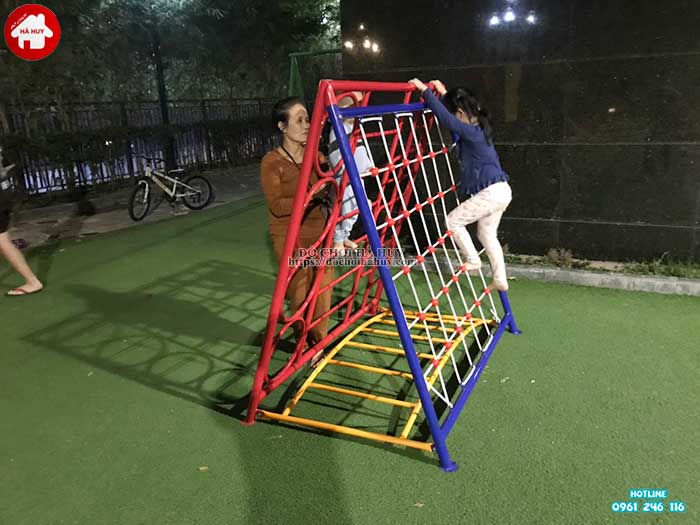 Thi công lắp đặt đồ chơi ngoài trời cho bé sân khu chung cư tại Hà Nội